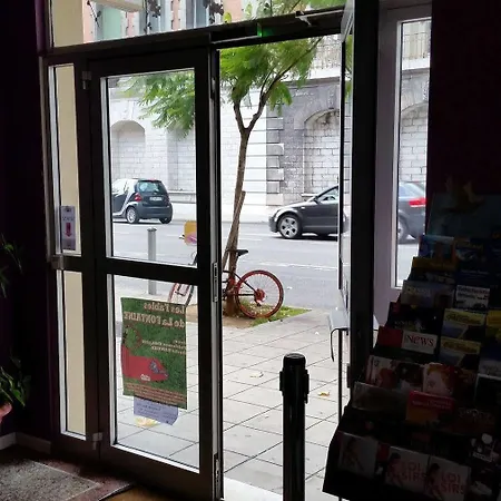 伊维利亚酒店 *